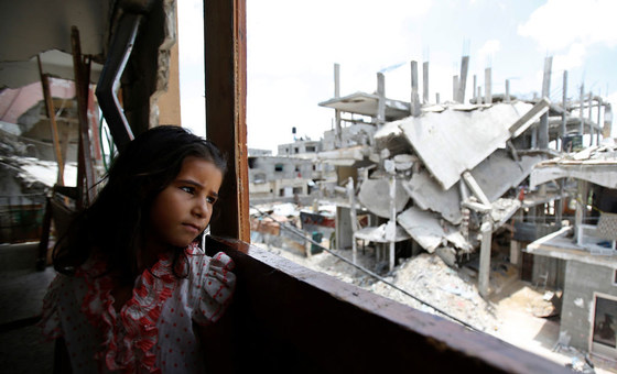 Una niña palestina mira desde su casa en Gaza la destrucción a su alrededor. Foto: UNICEF